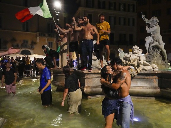 Les fans italiens se sont rassembl�s dans les rues de Rome et des autres villes