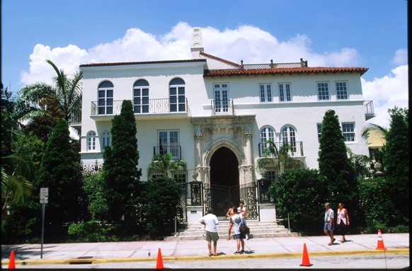 359074 17: Tourists take pictures of designer Gianni Versace&#039;s home October 21, 1999 in Miami, FL. Miami, considered to be trendy and happening, is becoming overdeveloped and its roads are among  ...