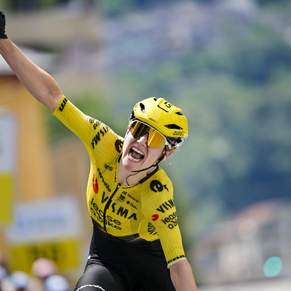 Femke de Vries a remporté la première étape du Tour de Suisse, devançant Lauren Dickinson après une longue échappée.