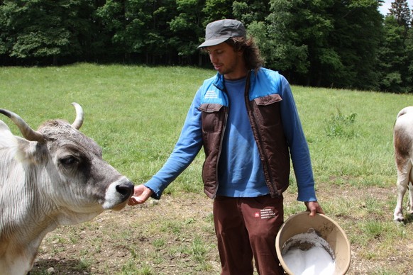 Reportage à la ferme de Trois Rods, dans le canton de Neuchâtel, avec un membre du service civil.