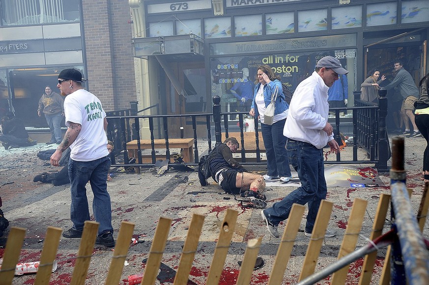 Des blessés, à terre après l'explosion.