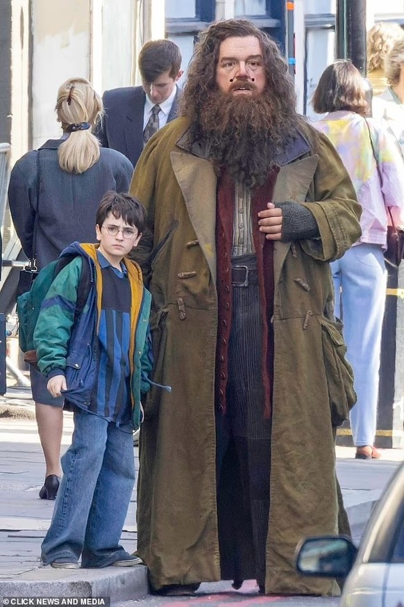 Dominic McLaughlin et Nick Frost dans le rôle de Harry Potter et Hagrid,