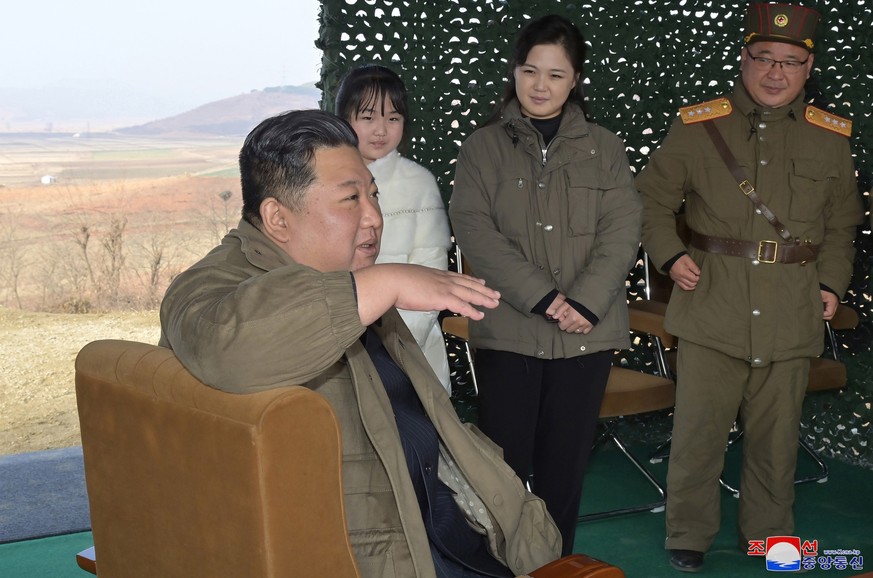 Le dirigeant nord-coréen, Kim Jong-Un, accompagné de sa fille, et de son épouse Ri Sol Ju.