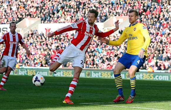 Peter Crouch avec le maillot de Stoke City contre Arsenal en 2014.