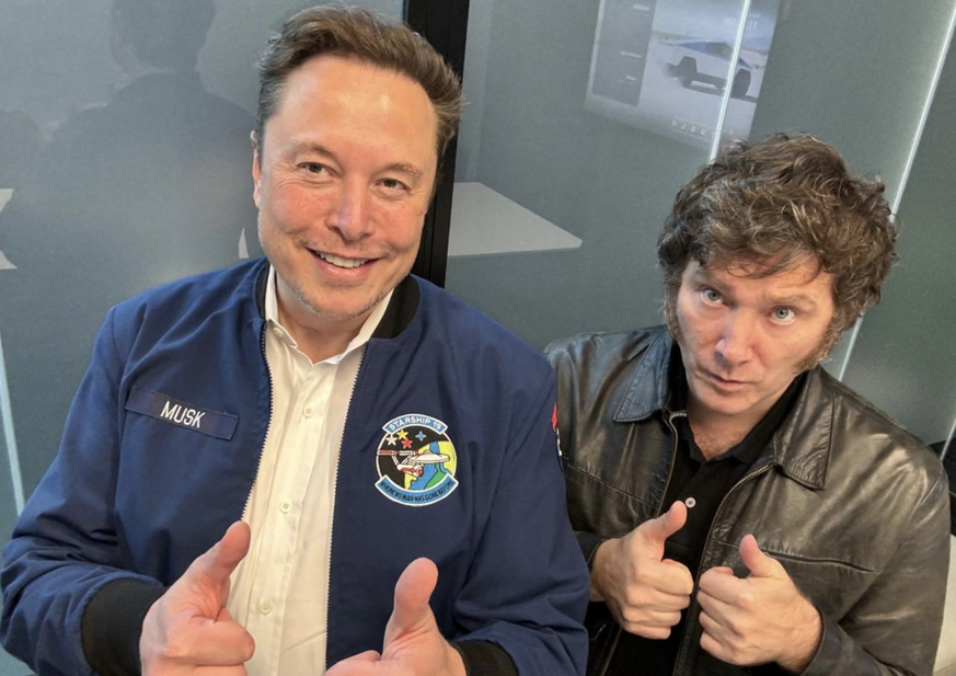 Le selfie d'Elon Musk et Javiei Milei, dans l'usine Tesla, au Texas.