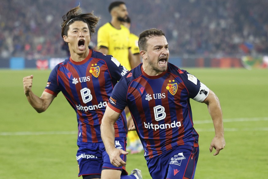 Xherdan Shaqiri (FCB), vorne, und Keigo Tsunemoto (FCB) jubeln nach dem Tor zum 2-1 mittels Penalty im Super League Spiel zwischen dem FC Basel und dem BSC Young Boys, am Mittwoch, 6. August 2025 im S ...