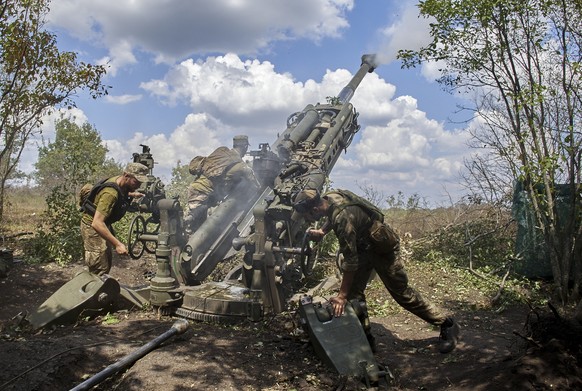 epa10096206 Ukrainian servicemen operate with US-made 155mm M777 towed howitzer at their positions in the Kharkiv area, Ukraine, 28 July 2022. Russian troops on 24 February entered Ukrainian territory ...