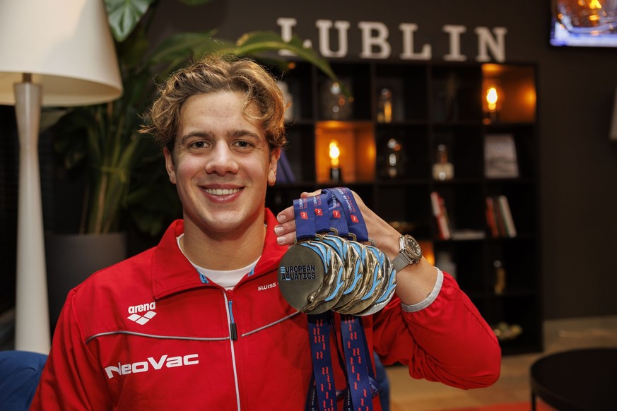 KEYPIX - Swiss Swimmer Noe Ponti poses with his 3 Gold medal (50m &amp; 200m Butterfly and 100m Individual Medley (IM)) and his Silver medal (100m Butterfly) in the lobby of Mercure Hotel after the Eu ...