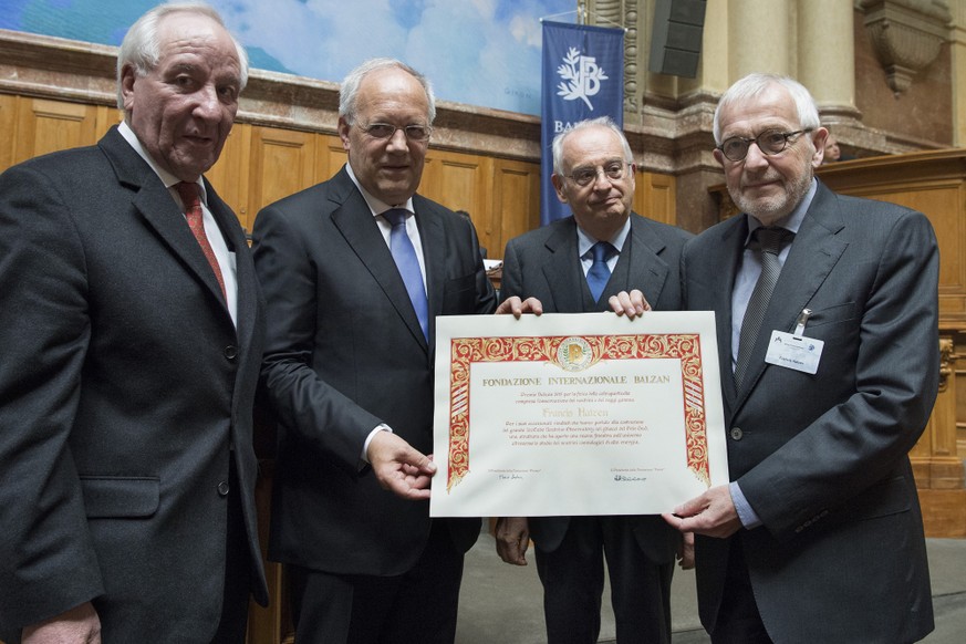 Francis Halzen (USA), rechts, erhaelt den mit 750 000 Franken dotierten Balzanpreis aus den Haenden von Achille Casanova, Balzanfonds-Praesident, Bundesrat Johann Schneider-Ammann, und Enrico Decleva, ...