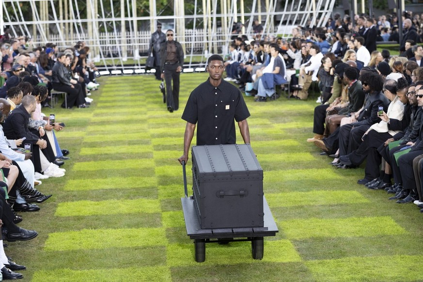 Le défilé Louis Vuitton Homme collection printemps-été 2025 à Paris, à la maison de l&#039;Unesco.