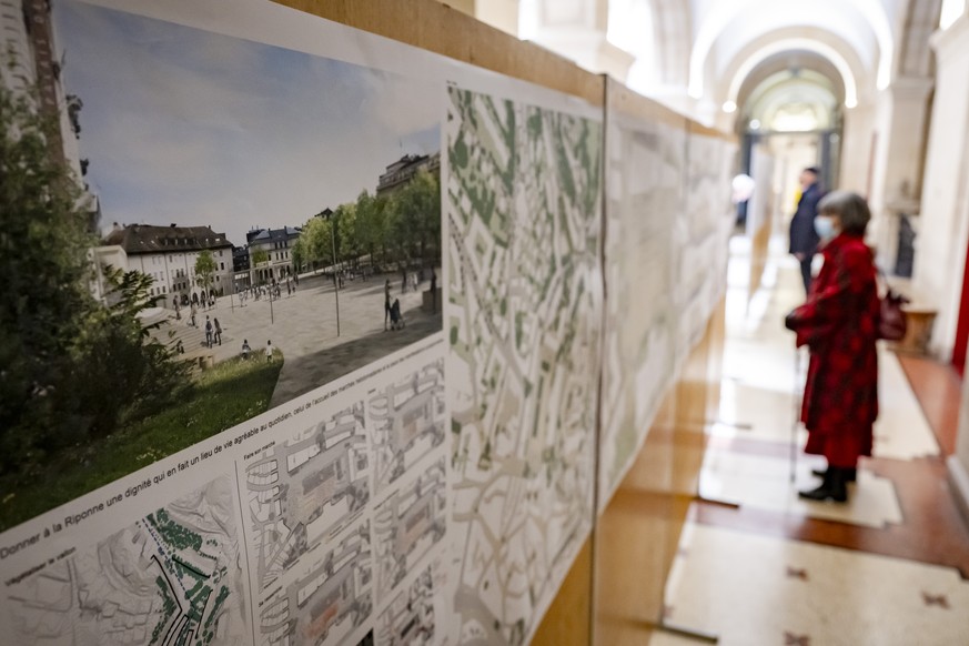 Des personnes regardent des plans de la place de la Riponne provenant du groupement d&#039;architectes autour de l&#039;Atelier ADR de Geneve, lors du concours d&#039;amenagement de la place de la Rip ...