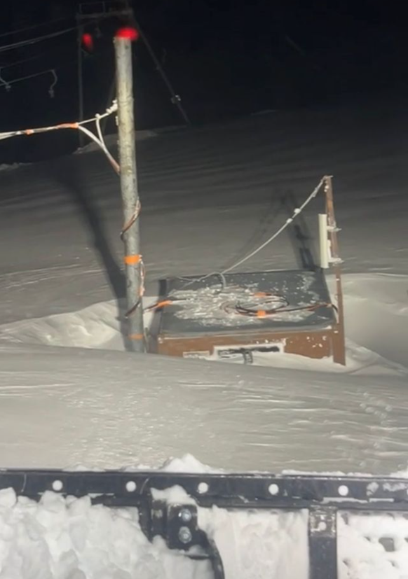 La cabane de Tsanfleuron est sous la neige.