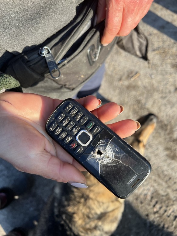 Russische Invasoren zerschossen die Handys der ukrainischen Bevölkerung.