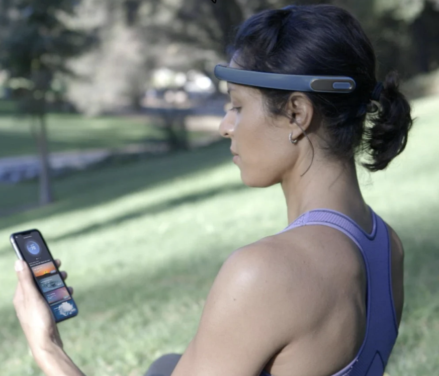 Le bandeau frontal FocusCalm, commercialisé par la société BrainCo.