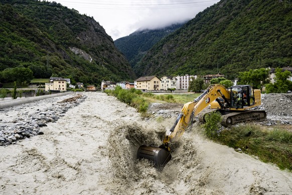 epa11429798 An excavator removes stones from the bed of the Navizence river, which flows into the Rhone river, in Chippis, canton of Valais, southern Switzerland, 22 June 2024. The water level of the  ...