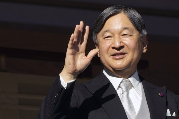 epa11801854 Japanese Emperor Naruhito waves to well-wishers during the royal family&#039;s public appearance for New Year celebrations at the Imperial Palace in Tokyo, Japan, 02 January 2025. People g ...