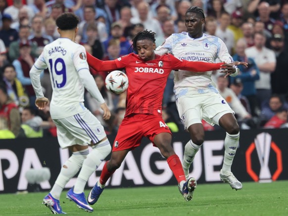 Le Genevois Johan Manzambi (au centre) n'a rien pu faire face aux joueurs d'Aston Villa.