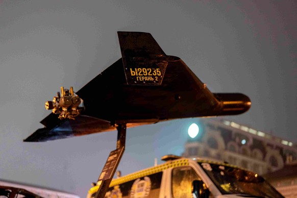 Un drone de type Shahed, un Geran-2 de fabrication russe, exposé aux côtés de chars et d'équipements russes détruits sur la place Mykhailivska, dan le centre de Kiev.