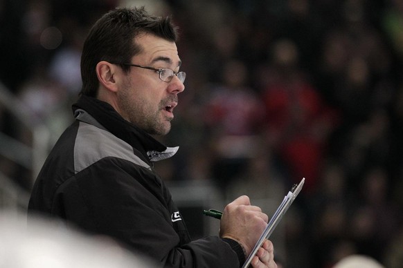 Vincent Lechenne, entraineur du HC Ajoie, prend des notes, lors du match de LNB du championnat suisse de hockey sur glace, entre le Lausanne HC et le HC Ajoie, ce samedi 28 janvier 2012 a la patinoire ...