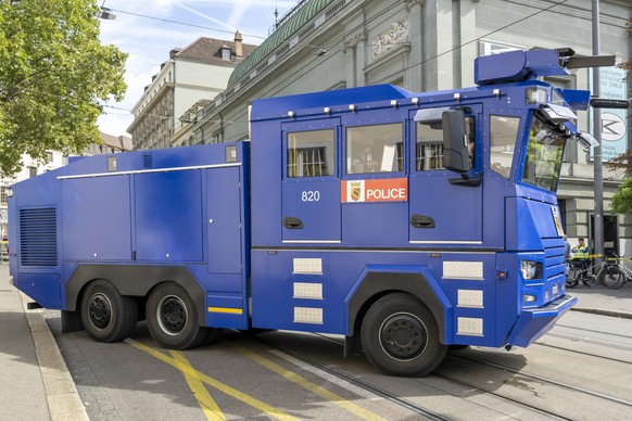 Die Polizei umstellt mit einem massiven Aufgebot, unter anderem mit einem Wasserwerfer, die TeilnhmerInnen einer nationalen Demonstration gegen Zionismus in Basel, am Samstag, 29. August 2026. Zum Jah ...