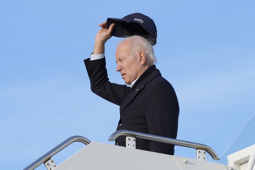 Le président Joe Biden salue les journalistes en descendant d'Air Force One, jeudi, en Californie.