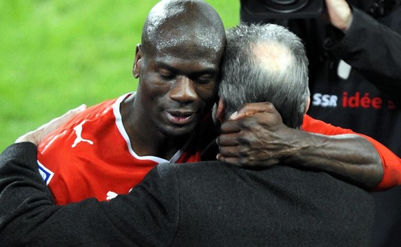 Blaise Nkufo dans les bras d'Ottmar Hitzfeld, à l'occasion d'un match de qualification au Mondial 2010 face à Israël.