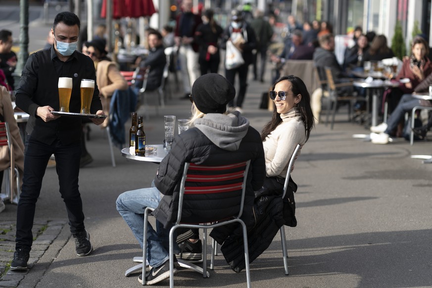 Gaeste sitzen auf der Terrasse der DADA Bar am Limmatquai am Montag, 19. April 2021 in Zuerich. Die Oeffnung der Terrassen und Aussenbereiche der Restaurants ist ab heute wieder erlaubt. (KEYSTONE/Gae ...