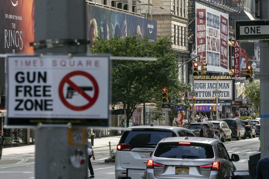 Un panneau indiquant «Gun Free Zone» (zone sans armes) est affiché près de Times Square, à New York.