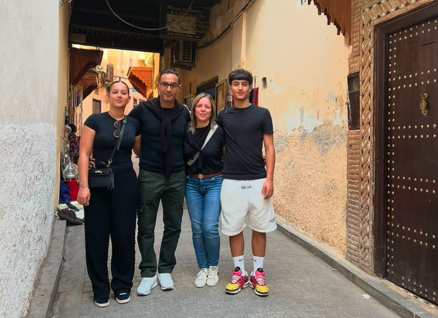 Guglielmo Arena profite de ses aventures à l'étranger pour voyager avec sa femme, sa fille et son fils.
