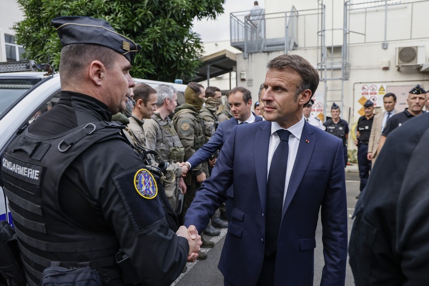epa11361994 French President Emmanuel Macron (C) visits the central police station in Noumea, France&#039;s Pacific territory of New Caledonia, 23 May 2024. Macron flew to France&#039;s Pacific territ ...