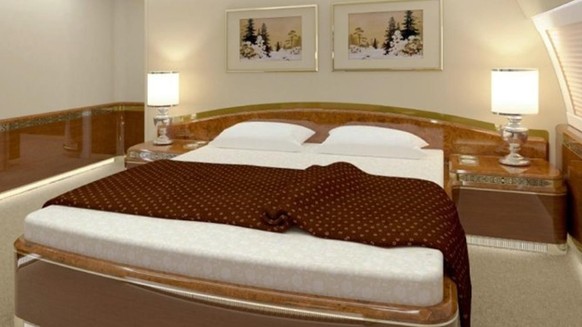 Une chambre de repos, dotée comme il se doit d'un lit king-size.