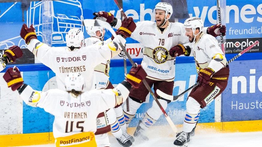 Servettes Marc-Antoine Pouliot, zweiter von rechts, bejubelt sein Tor zum 2:3 mit Henrik Toemmernes, Alessio Bertaggia und Vincent Praplan, von links, im vierten Eishockey Playoff Halbfinalspiel der N ...