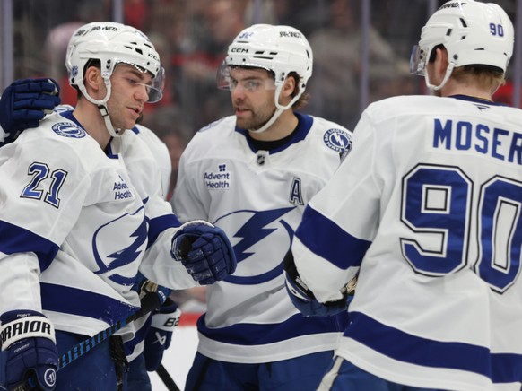 Janis Moser, de dos, a réussi deux assists avec le Lighzning contre les Devils