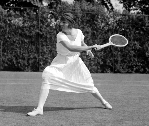 JAHRHUNDERTRUECKBLICK SPORT === WIMBLEDON 1921 SUZANNE LENGLEN === Die legendaere franzoesische Tennisspielerin Suzanne Lenglen (1899-1938) bei einem Spiel am 17. Juni 1921 in Wimbledon. Zwischen 1919 ...
