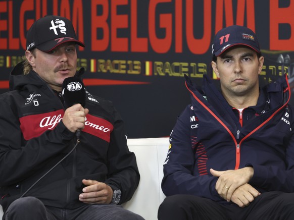 Valtteri Bottas (à gauche) et Sergio Perez piloteront pour Cadillac en F1 en 2026