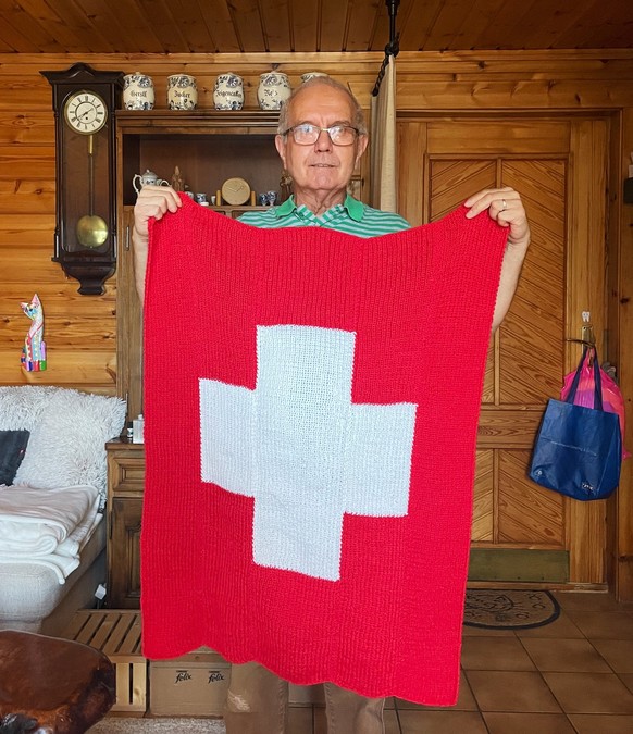 Guy Rossoz tricote des couvertures pour les enfants de l'un des hôpitaux de Kiev, en Ukraine.