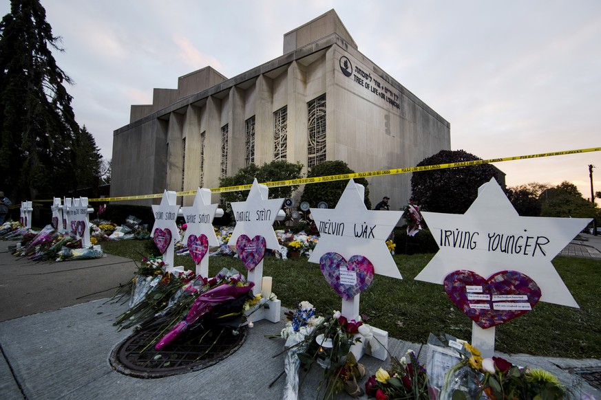 Un mémorial à l'extérieur de la synagogue, au lendemain de la fusillade meurtrière qui a eu lieu le 29 octobre 2018.