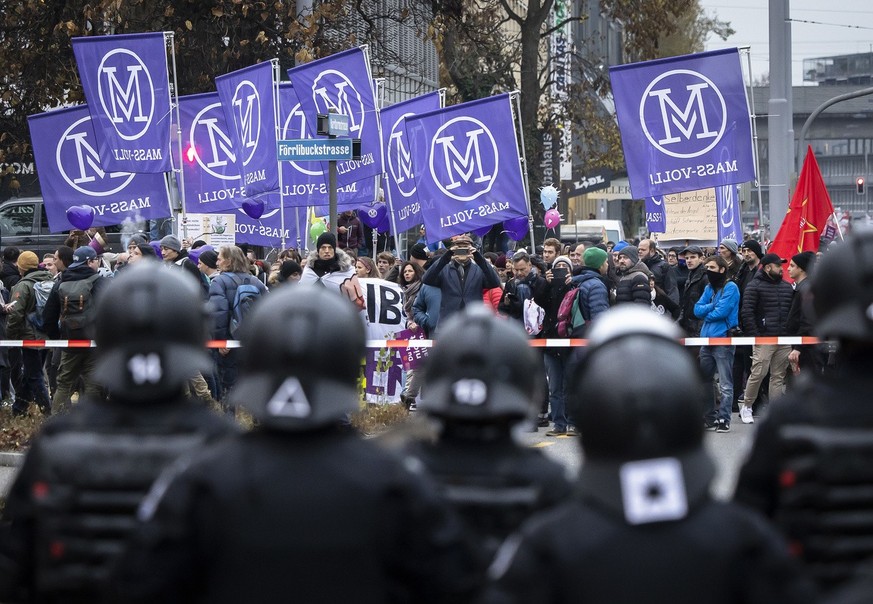 Demonstranten und Polizisten bei einer Kundgebung gegen die Massnahmen zur Eindaemmung des Coronavirus und gegen das Covid-19-Gesetz, am Samstag, 20. November 2021 in Zuerich. (KEYSTONE/Michael Buholz ...