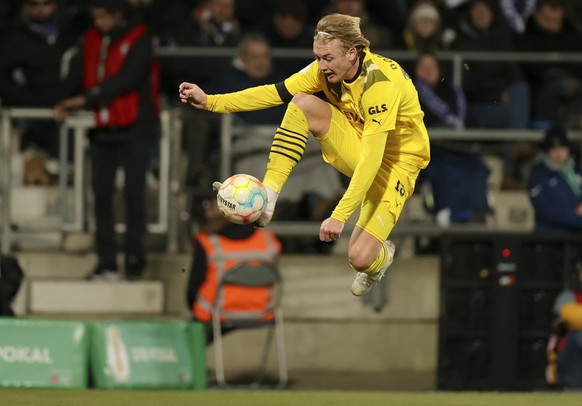 epa10455738 Dortmund&#039;s Julian Brandt in action during the German DFB Cup Round of 16 soccer match between VfL Bochum and Borussia Dortmund in Bochum, Germany, 08 February 2023. EPA/FRIEDEMANN VOG ...