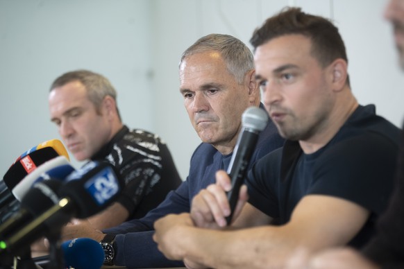 Xherdan Shaqiri, Pierluigi Tami, Direktor der Maenner-Nationalteams, und Lugano-Trainer Mattia Croci-Torti, von rechts, bei einer Pressekonferenz nach dem Training Shaqiris mit dem FC Lugano im Stadio ...