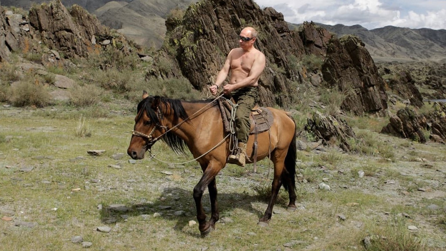 Le Premier ministre russe Vladimir Poutine monte à cheval pendant ses vacances à l'extérieur de la ville de Kyzyl, en Sibérie du Sud, le 3 août 2009.