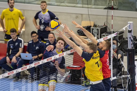 Luca Ulrich, links, von Schoenenwerd im Spiel gegen Linus Birchler, mitte, von Jona beim Volleyball Schweizer Cup Final der Herren zwischen Volley Schoenenwerd und dem TSV Jona Volleyball am Samstag,  ...