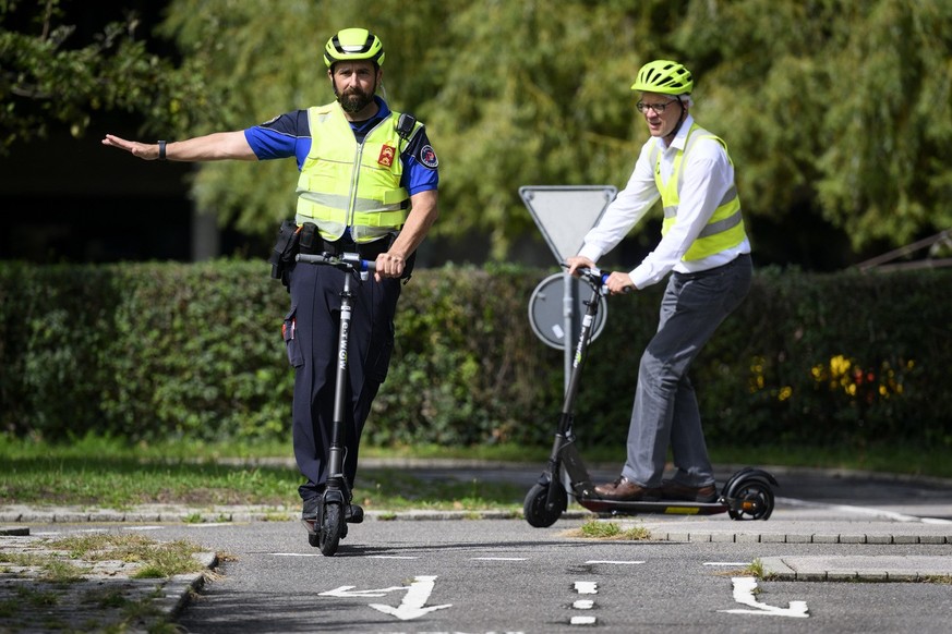 Un policier de la Police de Lausanne roule en trottinette electrique e-trottinette lors d&#039;un cours de conduite ce mercredi 14 septembre 2022 au jardin de circulation, a la Vallee de la Jeunesse a ...