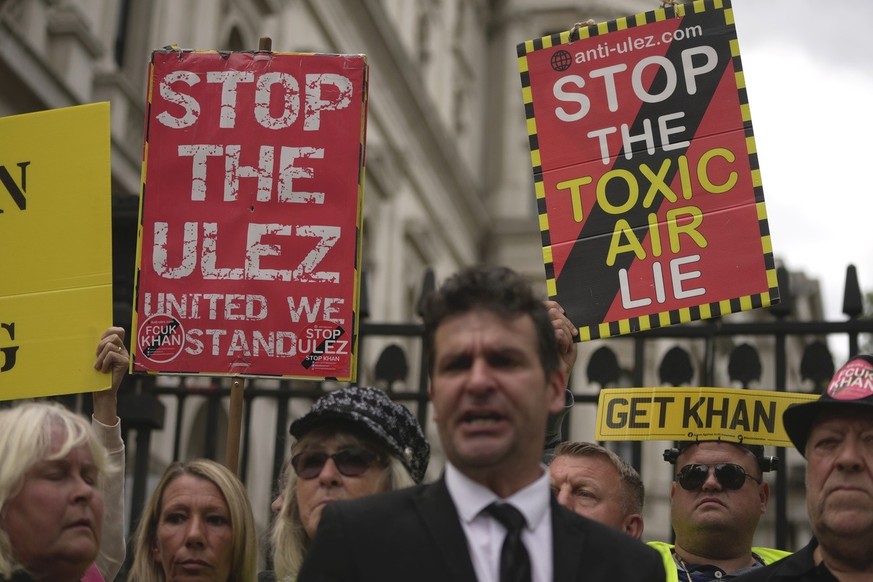 Protesters demonstrate outside the Downing Street against the Ultra-Low Emission Zone (ULEZ) expansion, in London, Tuesday, Aug. 29, 2023. The ULEZ comes into effect. London&#039;s Labour mayor Khan i ...