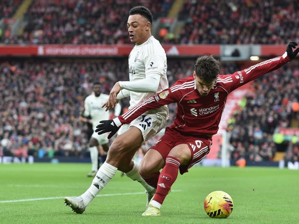 Nottingham Forest et Dan Ndoye (à gauche) ont plongé Liverpool dans la crise.