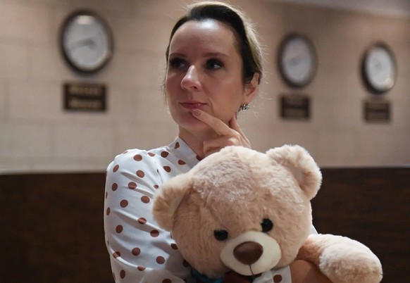 Maria Lvova-Belova, qui ressemblerait à la femme de Goebbels, en mignonne compagnie.