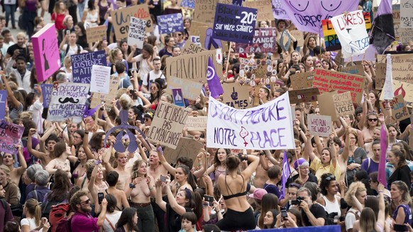 Des femmes manifestent pendant le grand cortege lors de la Greve nationale des femmes ce vendredi 14 juin 2019 a Lausanne. (KEYSTONE/Jean-Christophe Bott)