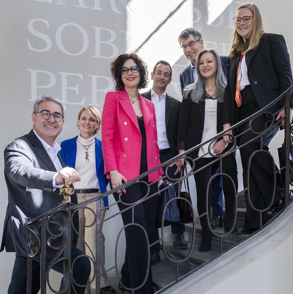 De gauche a droite, les conseillers d'Etat vaudois, Frederic Borloz, Isabelle Moret, Christelle Luisier Brodard, Vassilis Venizelos, Roger Nordmann, Nuria Gorrite, Valerie Dittli, posent pour le  ...