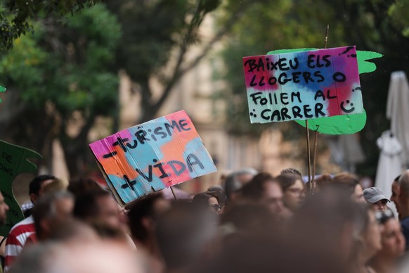 Protest Against Overtourism in Palma de Mallorca Banners during a protest against overtourism, on July 26, 2026, in Palma de Mallorca, Balearic Islands, Spain. The Menys Turisme, Més Vida platform org ...