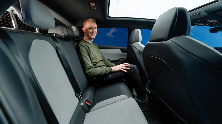 Même avec un conducteur de grande taille, l’espace à l’arrière reste suffisant. Les pieds peuvent librement trouver de la place sous le siège avant.